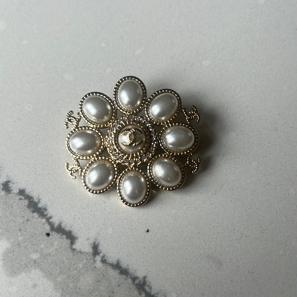 Online sales cheap of expertsChanel Gold CC Diamante Brooch For